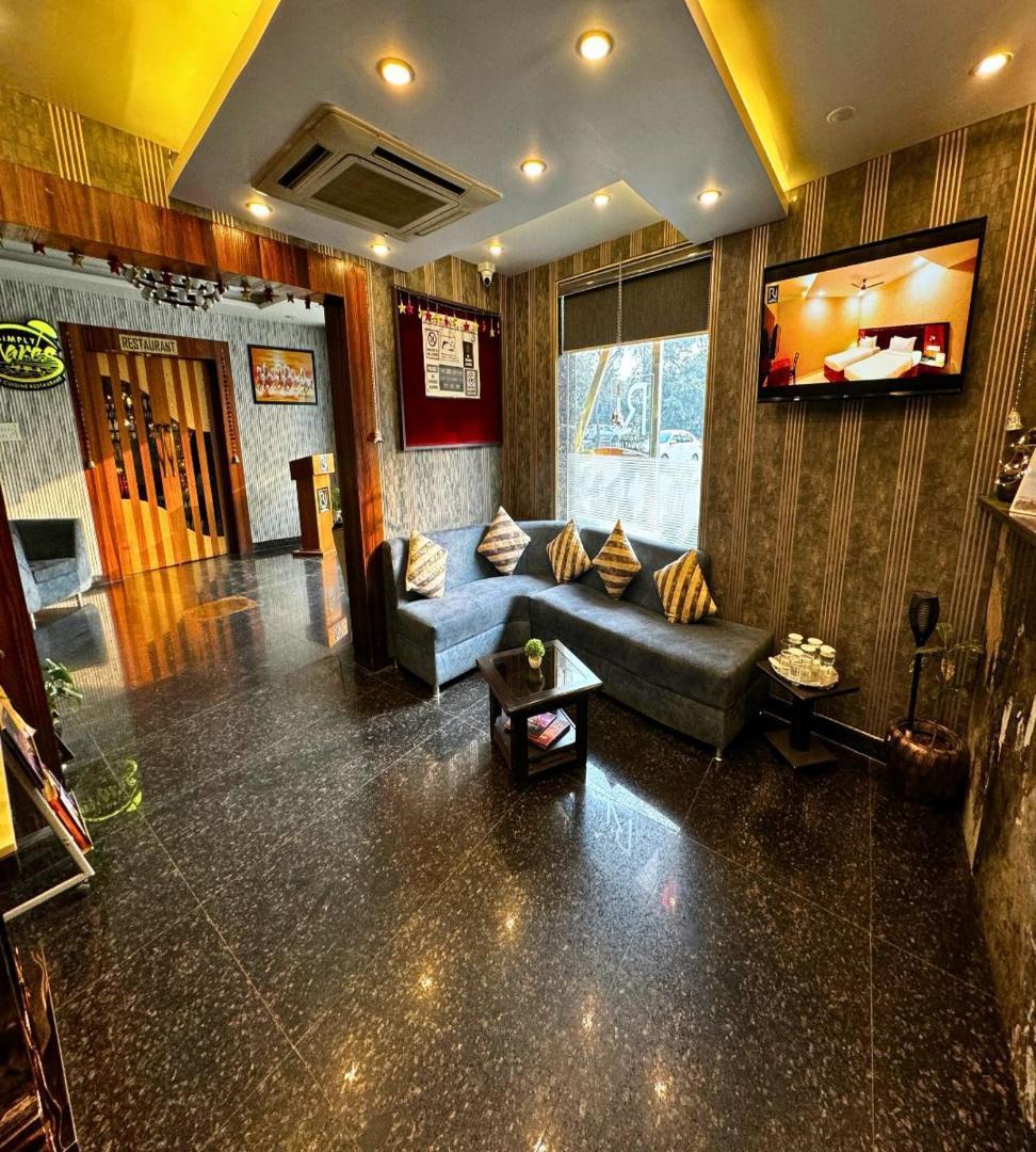 Hotel Runway Inn Pura Raghunath Bagian luar foto