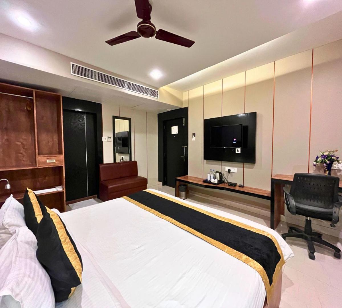Hotel Runway Inn Pura Raghunath Bagian luar foto