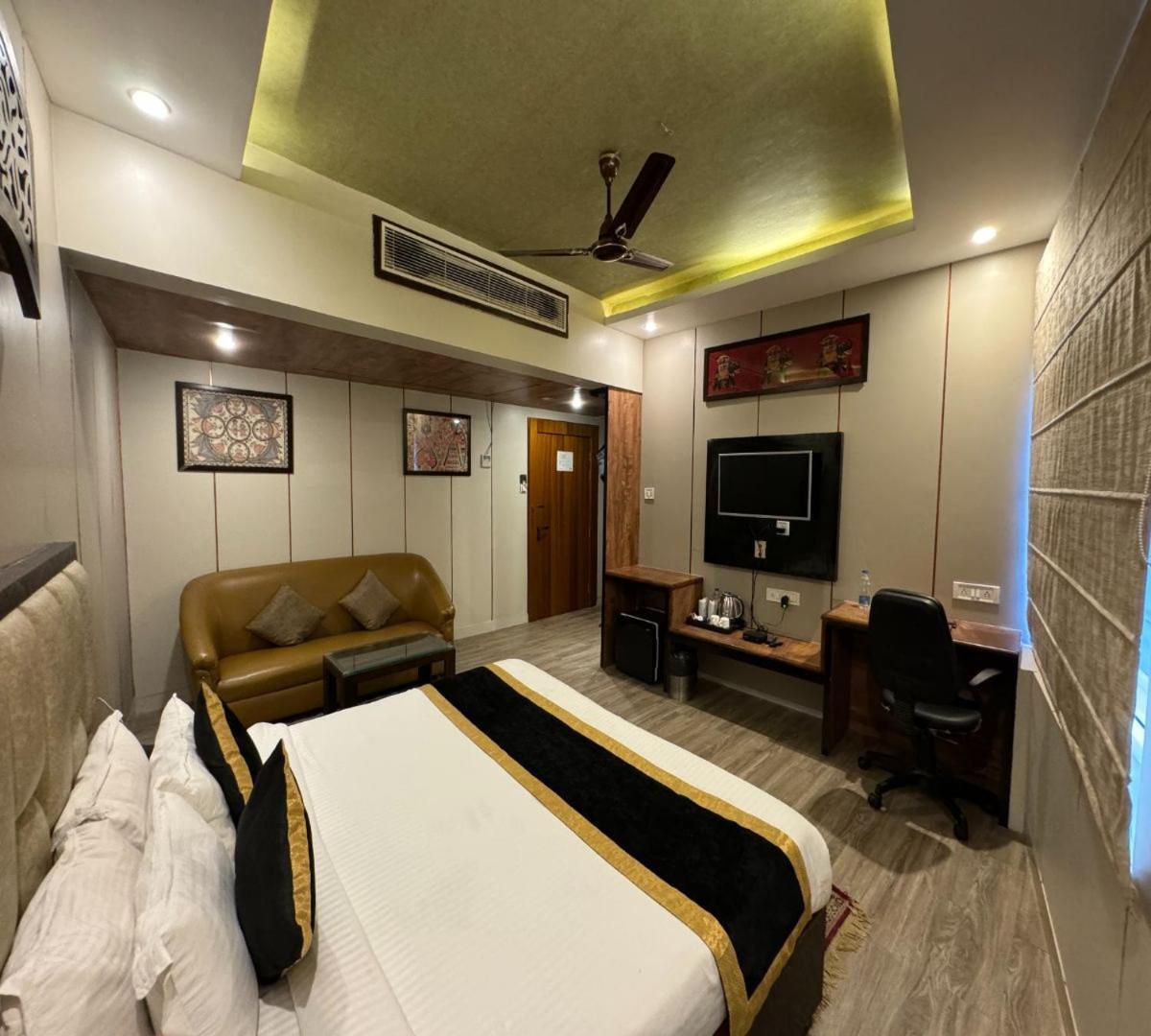 Hotel Runway Inn Pura Raghunath Bagian luar foto