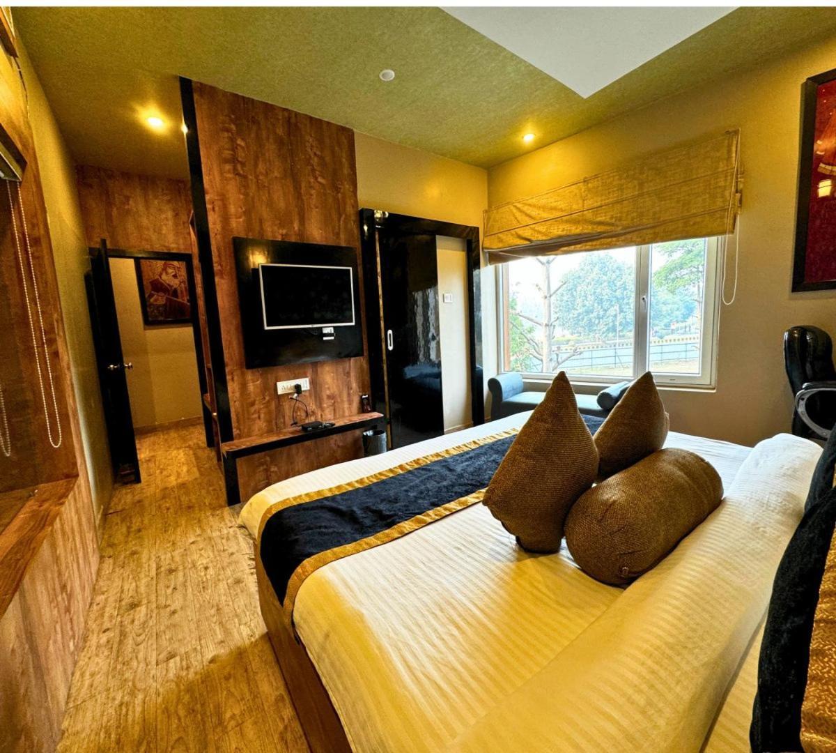 Hotel Runway Inn Pura Raghunath Bagian luar foto