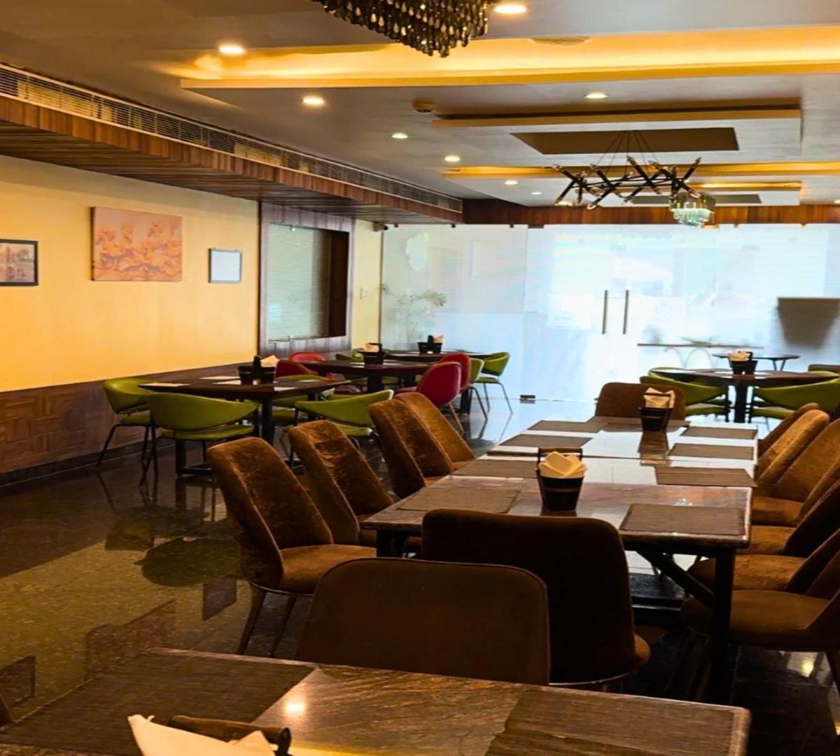 Hotel Runway Inn Pura Raghunath Bagian luar foto