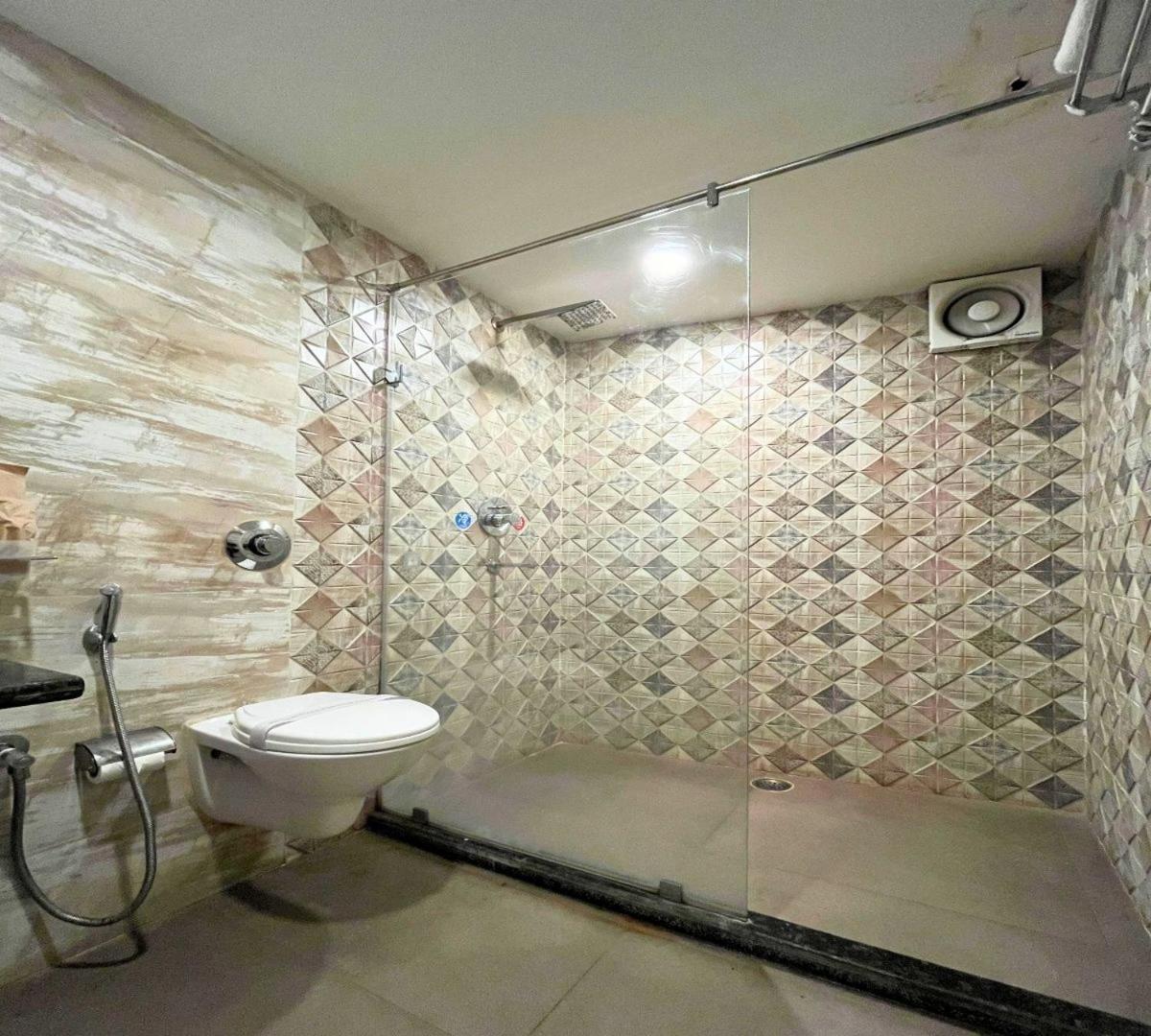 Hotel Runway Inn Pura Raghunath Bagian luar foto