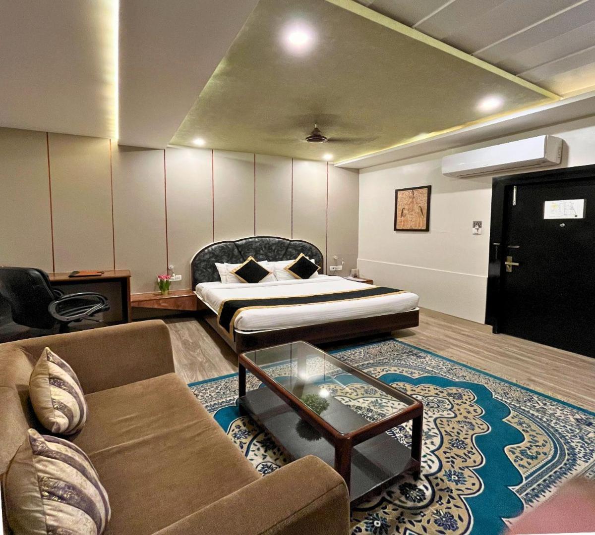 Hotel Runway Inn Pura Raghunath Bagian luar foto