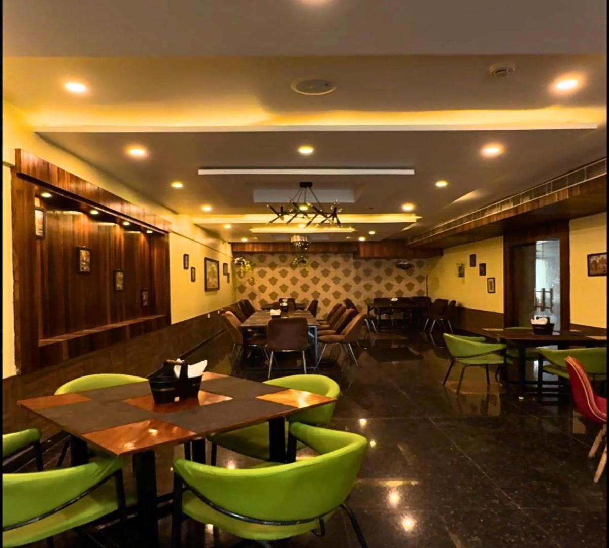 Hotel Runway Inn Pura Raghunath Bagian luar foto