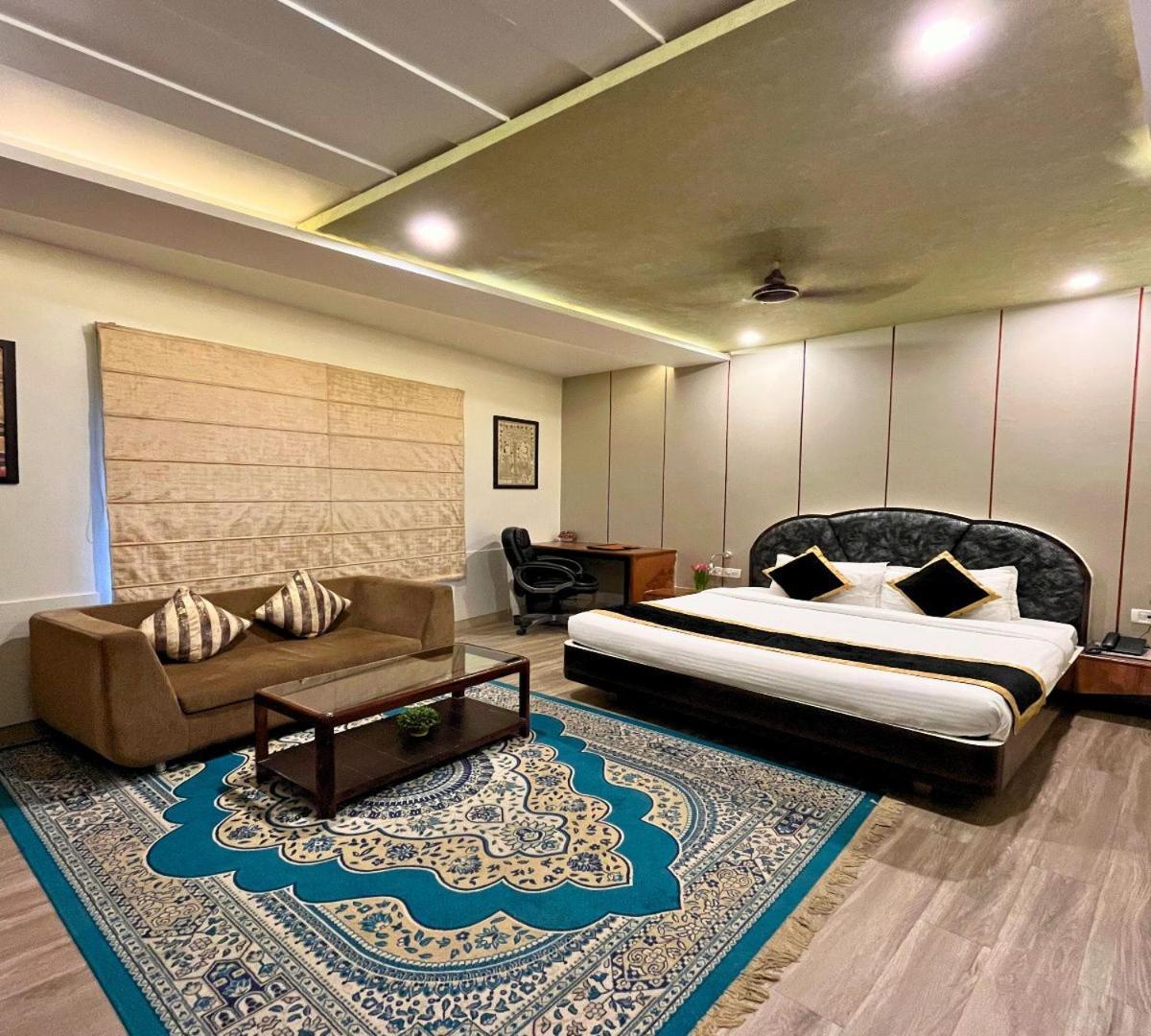 Hotel Runway Inn Pura Raghunath Bagian luar foto