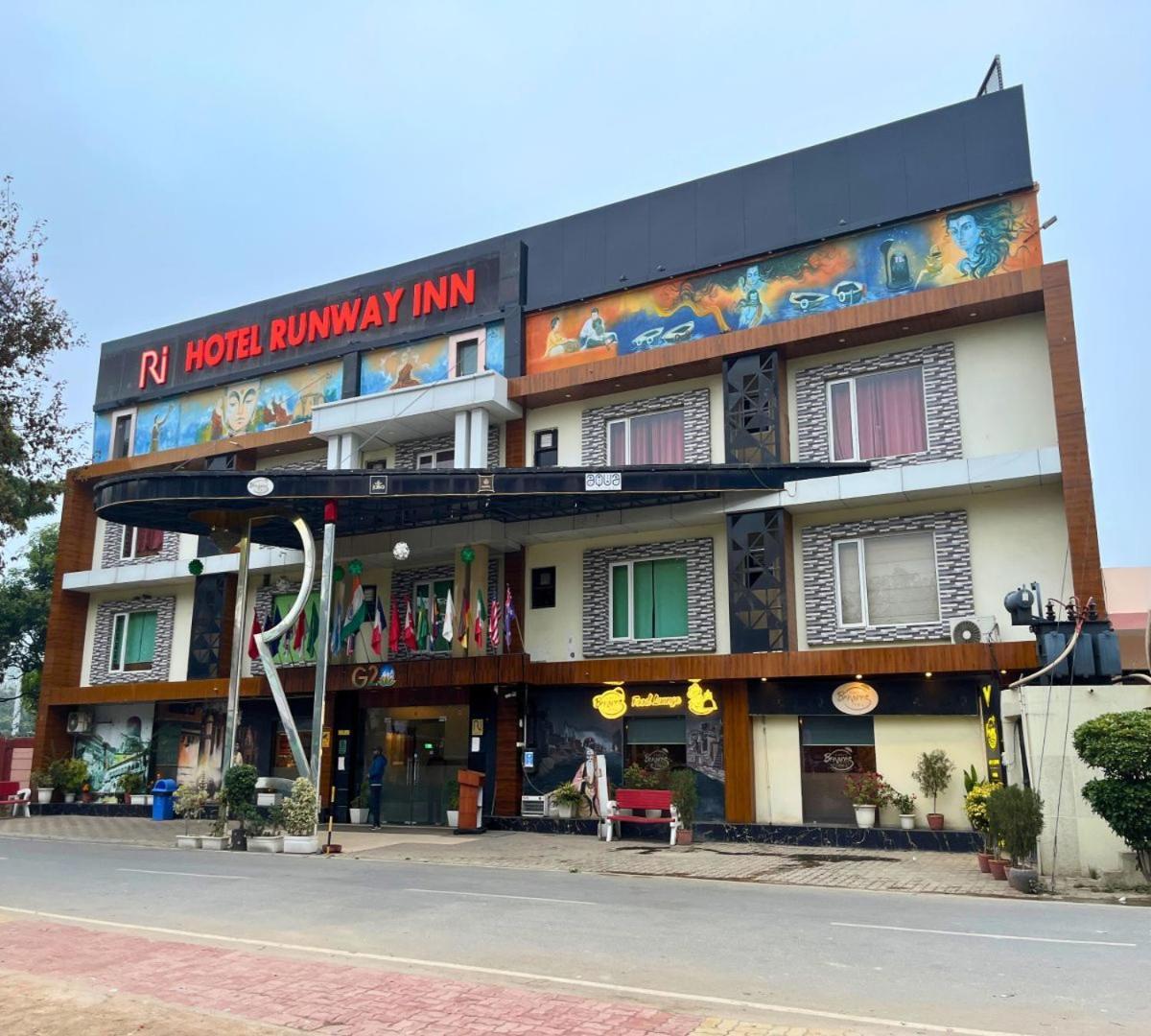 Hotel Runway Inn Pura Raghunath Bagian luar foto