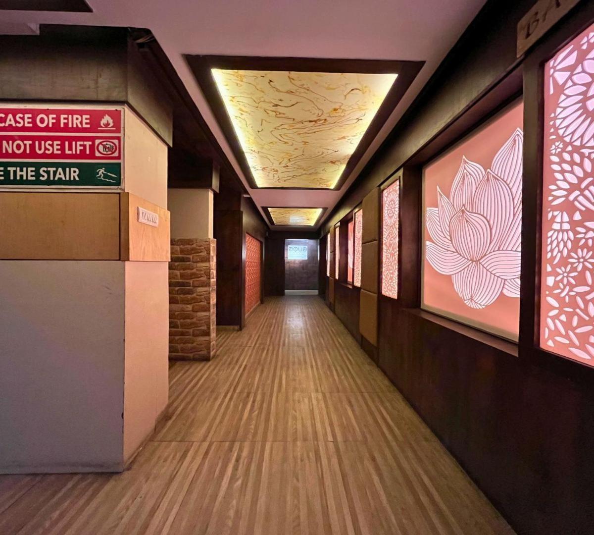 Hotel Runway Inn Pura Raghunath Bagian luar foto