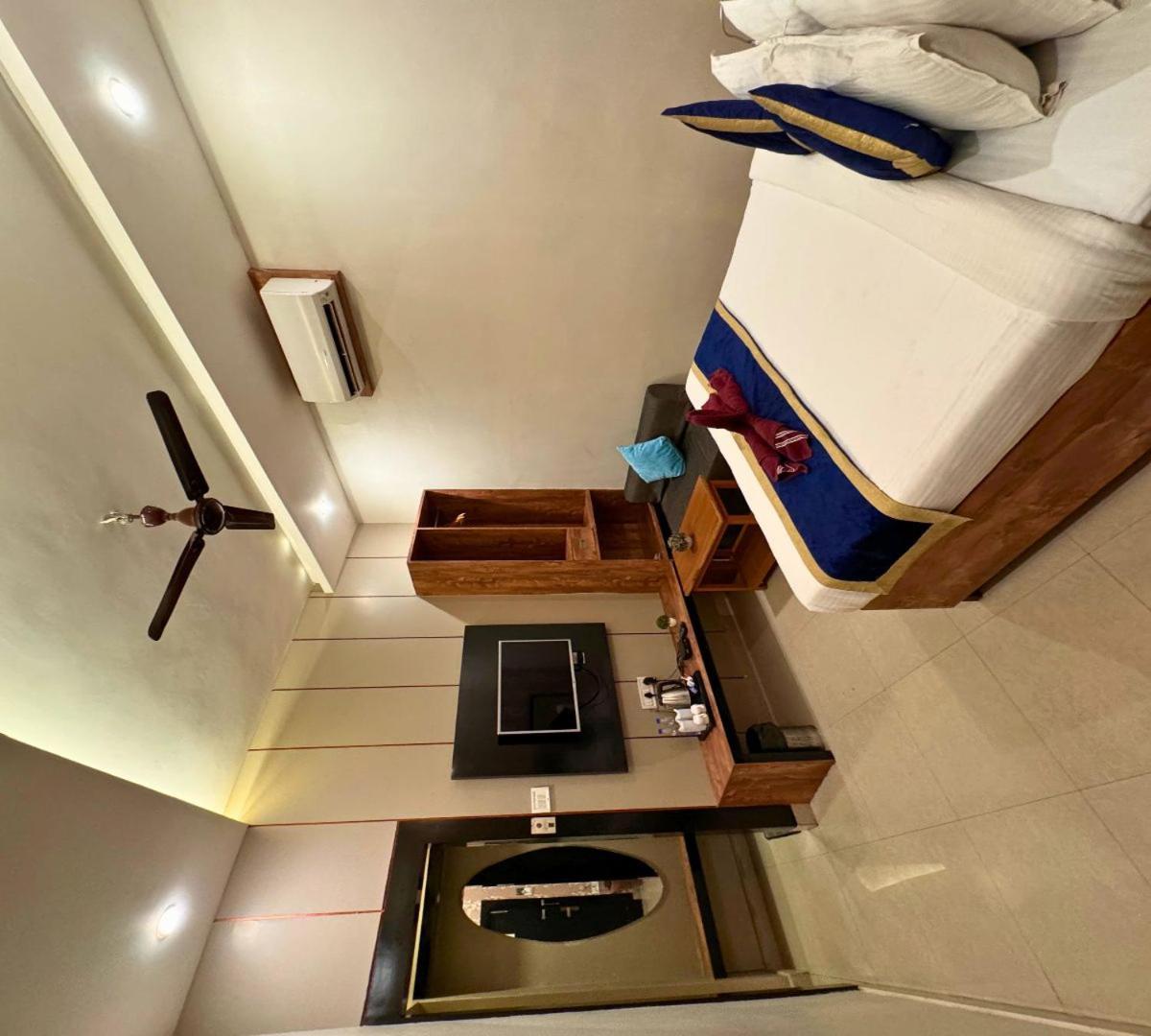 Hotel Runway Inn Pura Raghunath Bagian luar foto