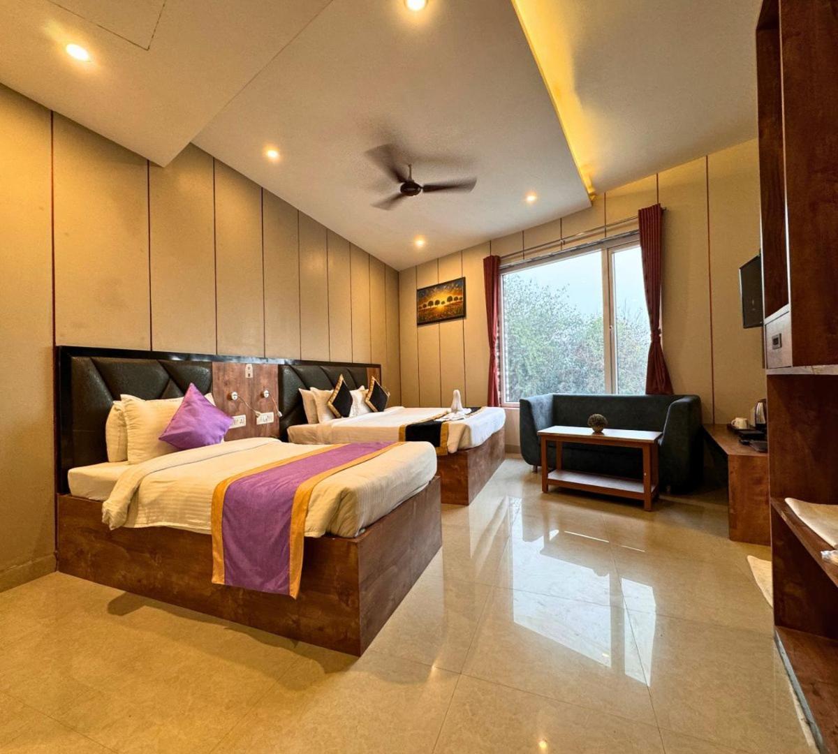 Hotel Runway Inn Pura Raghunath Bagian luar foto