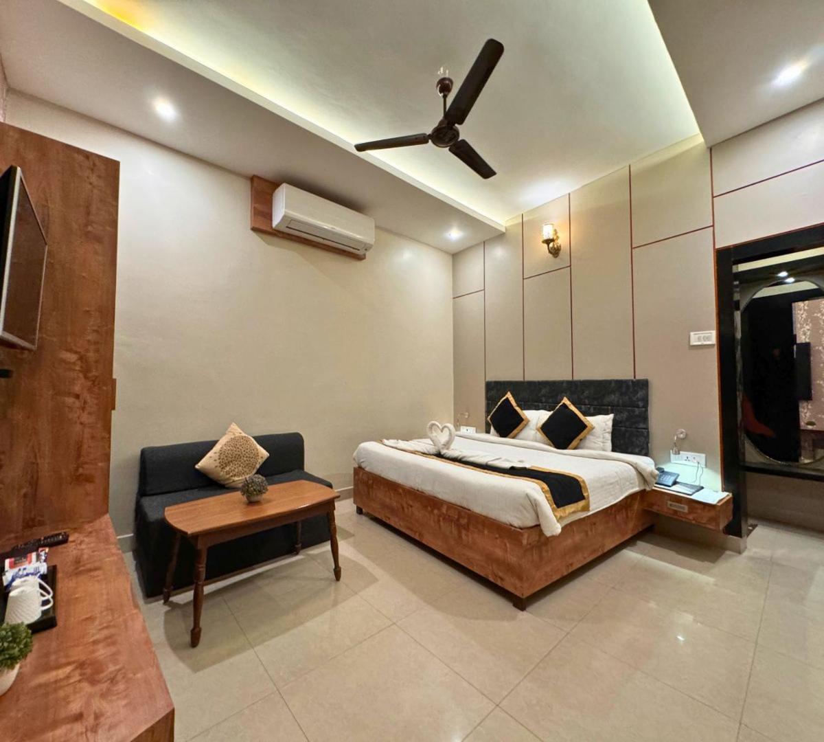 Hotel Runway Inn Pura Raghunath Bagian luar foto