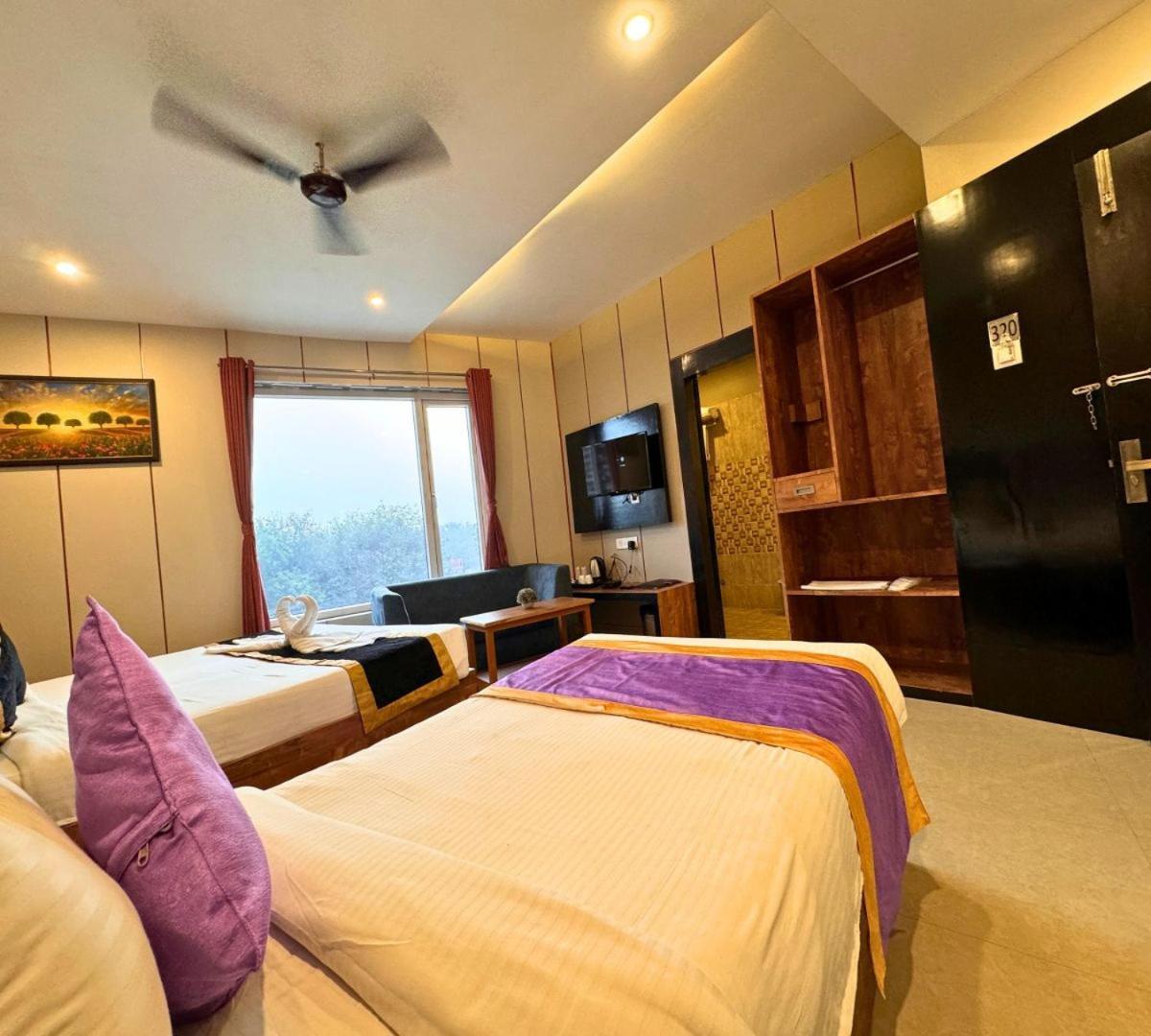 Hotel Runway Inn Pura Raghunath Bagian luar foto